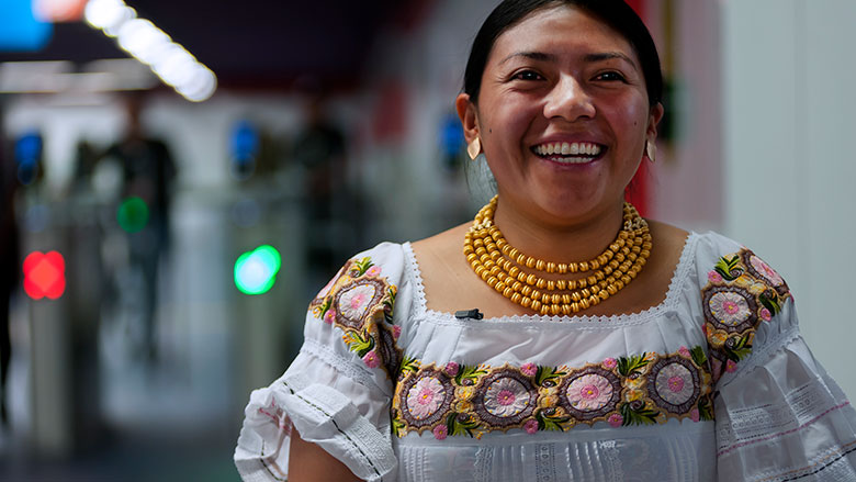 Damaris Camuango, operadora del Metro de Quito en Ecuador, sonriendo.